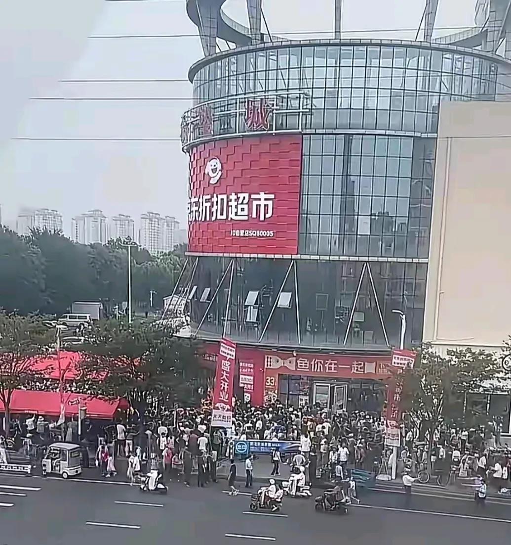 还得是东哥[赞]

看这物价，消费者是得到了好处

估计把当地的小商家气得够呛