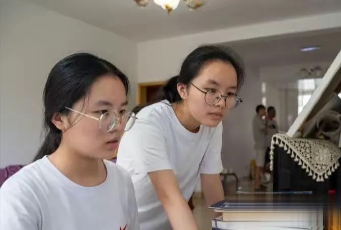 奇了大怪！神同步！武汉这对双胞胎姐妹花太狠了：同考692分，连志愿都“复制粘贴”