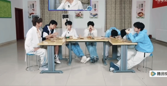 苏新皓玩狼人杀忘记闭眼别人玩儿狼人杀：天黑请闭眼，苏新皓玩儿狼人杀：我会监视着你
