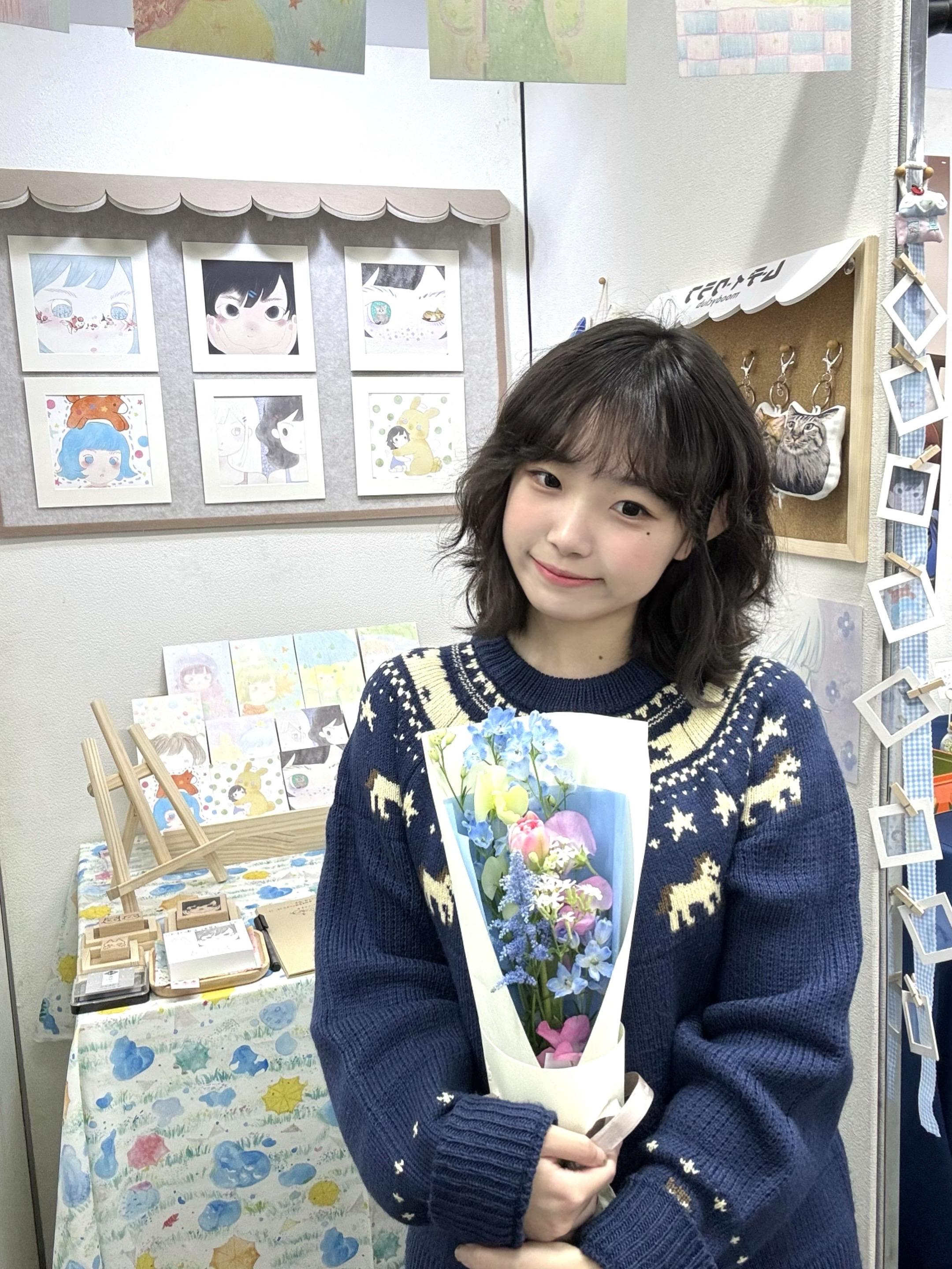 终于把我的崽崽们画进毕设绘本🩵。毕展圆满结束咯～ 是围绕我家小动物们...
