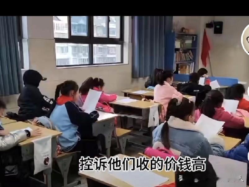 上海家长送餐要开营养不良证明？教育局刚否认，更多人骂翻食堂：鱼排像面团！
 
家