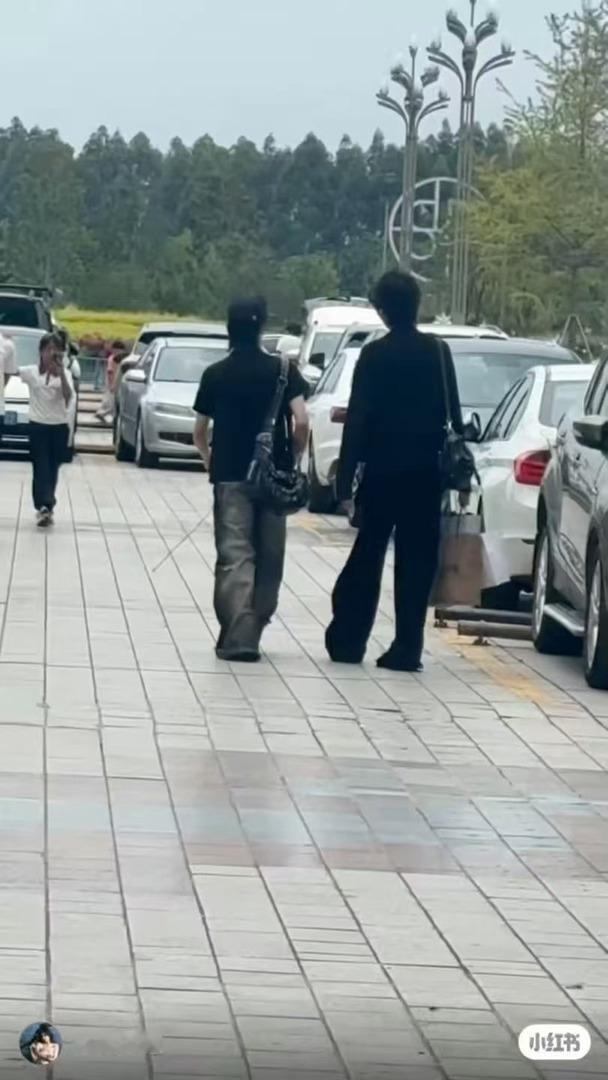 网友成都逛街偶遇王橹杰张函瑞在成都偶遇王橹杰张函瑞 网友在成都偶遇了王橹杰张函瑞
