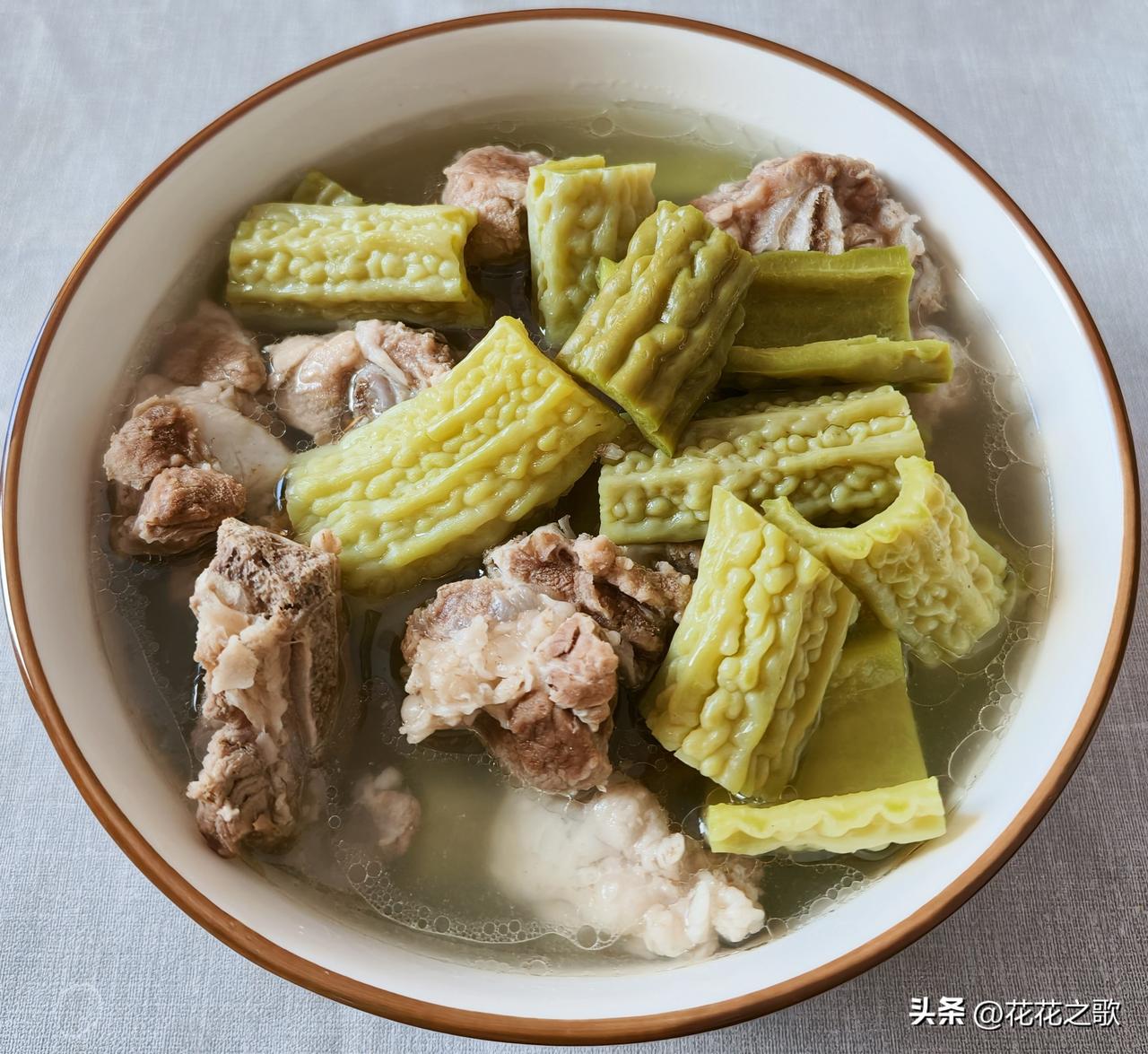 三伏天吃什么？当然是吃瓜啦！

今日早晚餐先来两个瓜：苦瓜来个炖，清热解毒；丝瓜