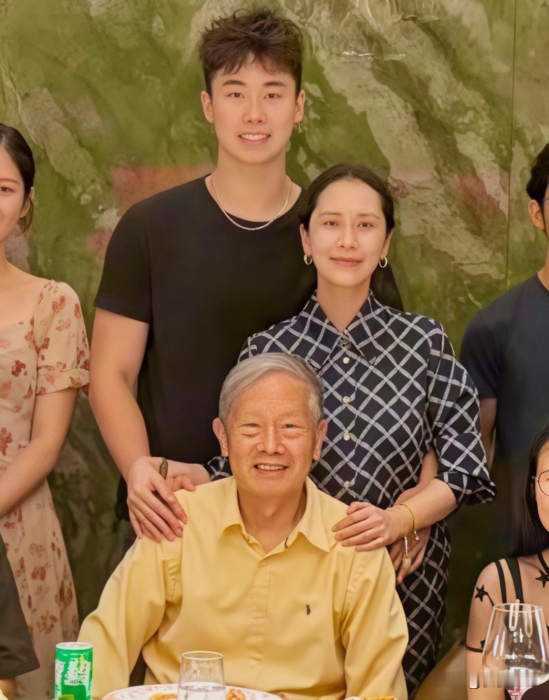 48岁海清带19岁儿子和长辈们一起聚餐，她的打扮老气，脸部素颜，脸色看起来好憔悴