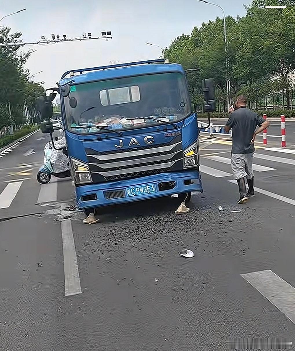刷到乐道 L90 试驾车被小货车追尾。这属于现实中小小的检测了下乐道 L90 第