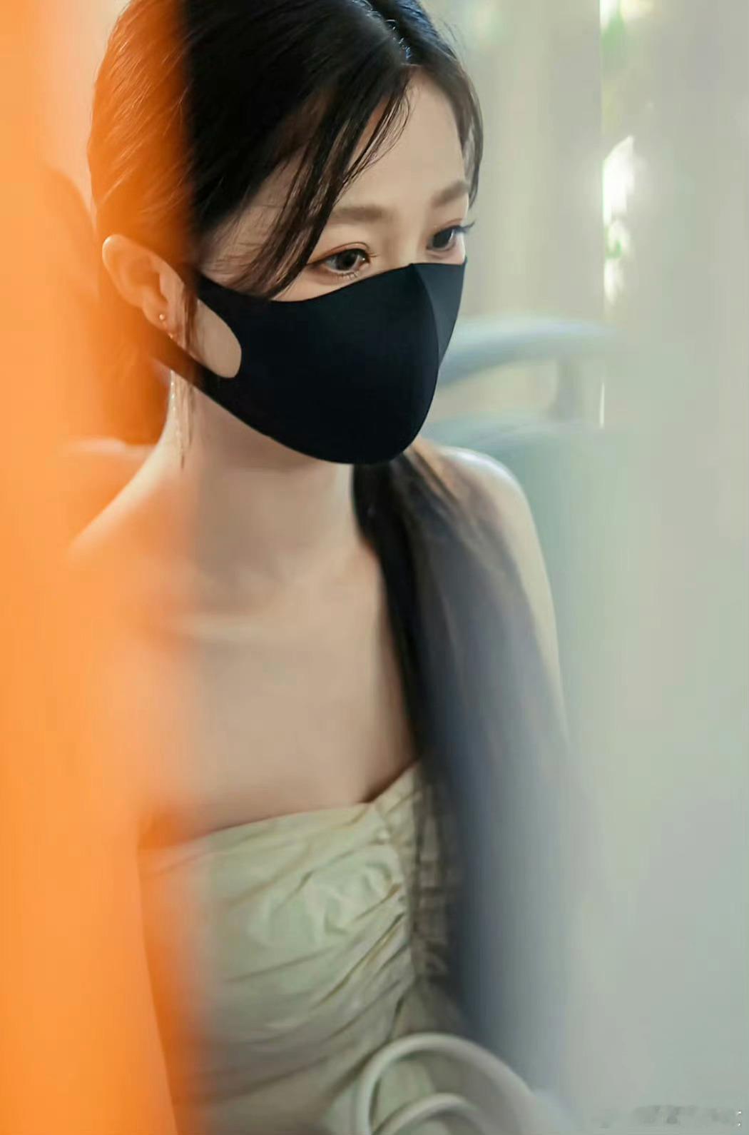 虞书欣在团综里的抹胸妆造型美炸了！惊艳绝伦的模样收获大家认可与喜爱。她就像百变精
