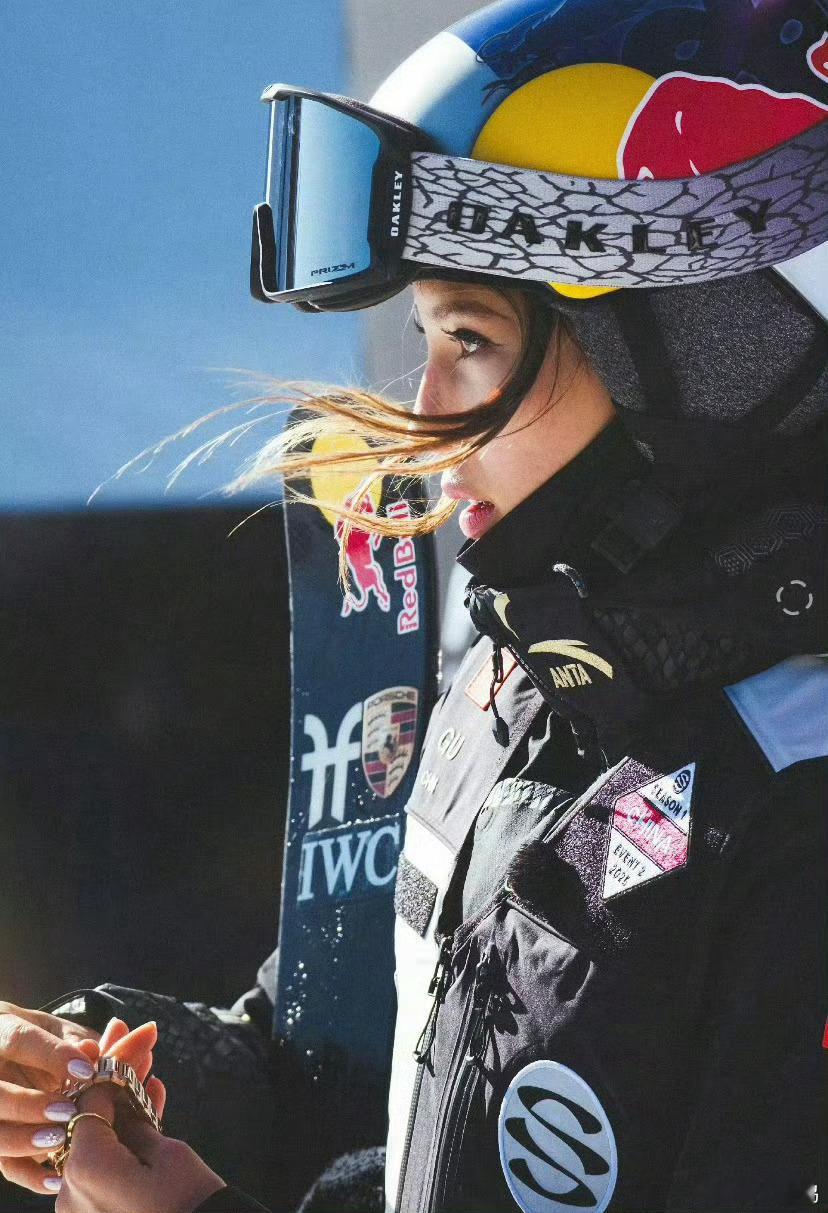 为什么谷爱凌比赛前要放两撮头发因为所以只有本人最清楚，说是女性的展示也不能说错，