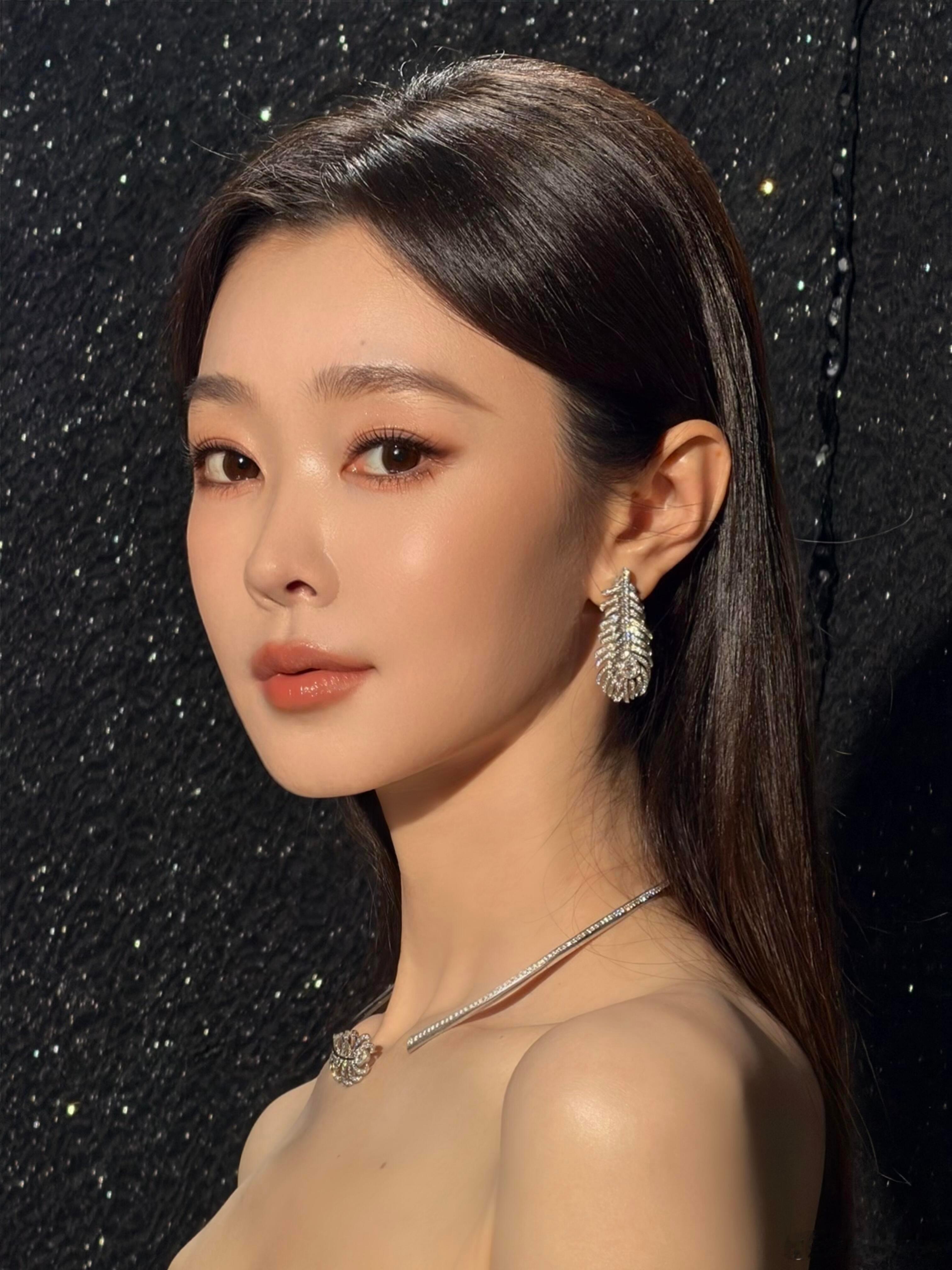 这个装扮真的太适合宋轶啦，很权威！ 