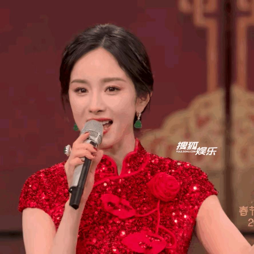 到底是在央视春晚表演节目啊，杨幂真是规矩的很啊，穿的极其保守，引以为傲的身材啥也