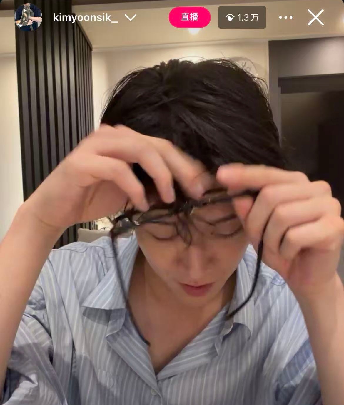 欧巴有点笨笨的，还扯下几根头发