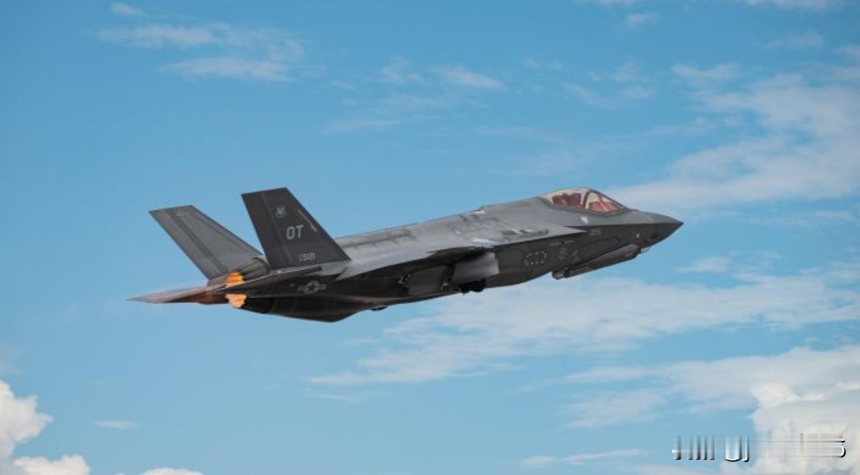5月10日，一架F-35A在阿曼湾霍尔木兹海峡附近发出紧急代码7700，也就是国
