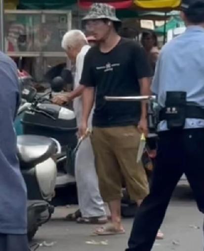 陆川伤人30岁温某，看打扮，就有点不太正常样子，戴一个圆边迷彩遮阳帽，又不是户外