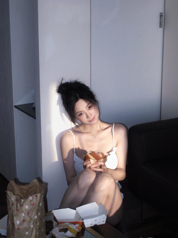 胡意旋姐一天妹一天胡意旋的氛围感多变迷人，可清冷知性姐姐，可明媚元气甜妹，两种风