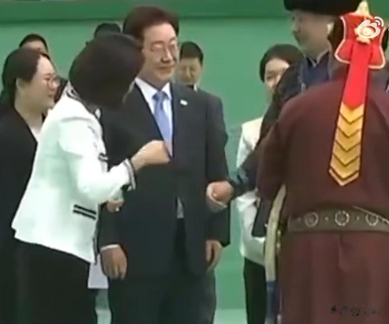 李在明的老婆还真实诚，蒙古总统也太使劲了
韩国总统李在明对蒙古访问时，蒙古总统与