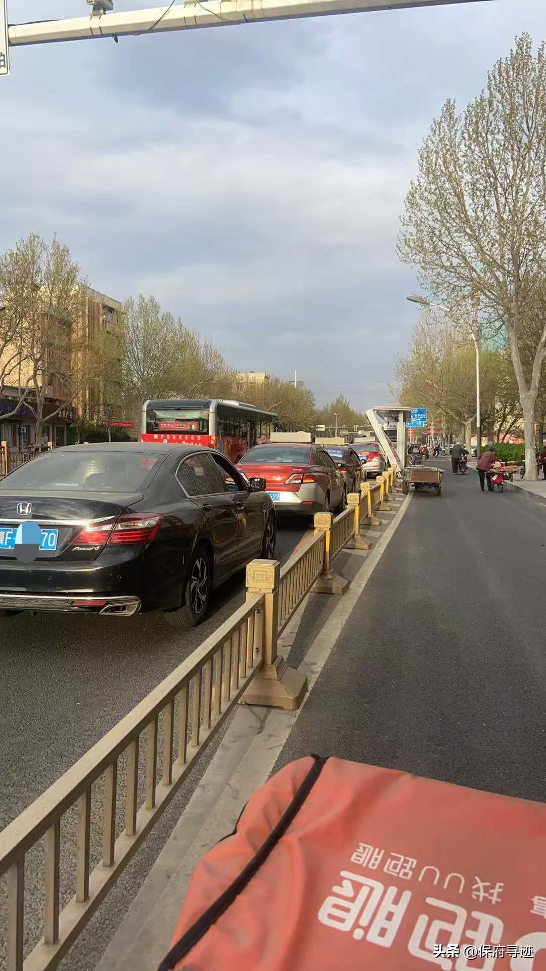 今天保定东风路上发生了一起撞坏公交站牌的事故，公交站牌损坏还挺严重。

今天下午