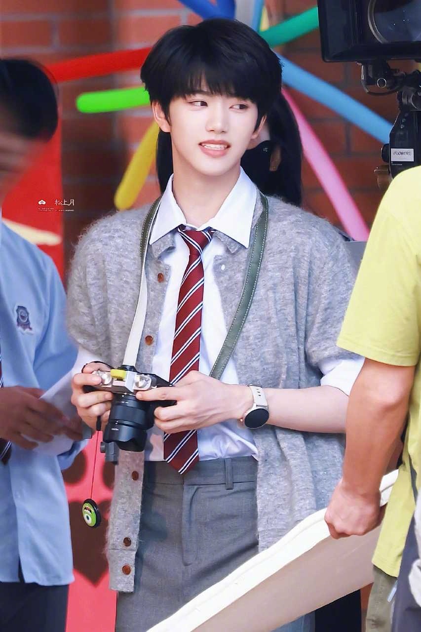 张函瑞徐安博张函瑞今日造型摄影社的徐安博学长造型好清新 