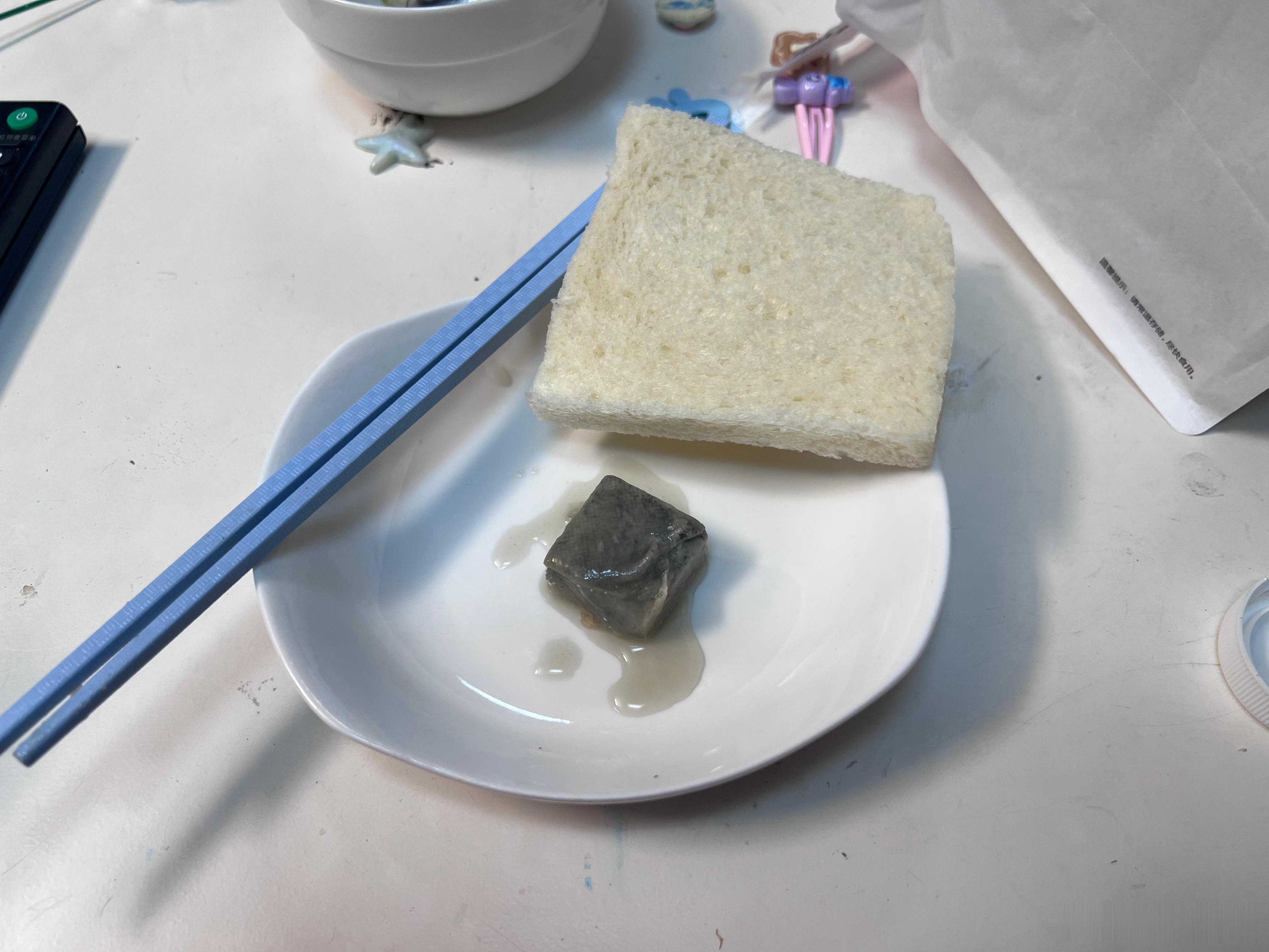 白吐司也是一种烤馒头片儿嘛，抹臭豆腐很合理