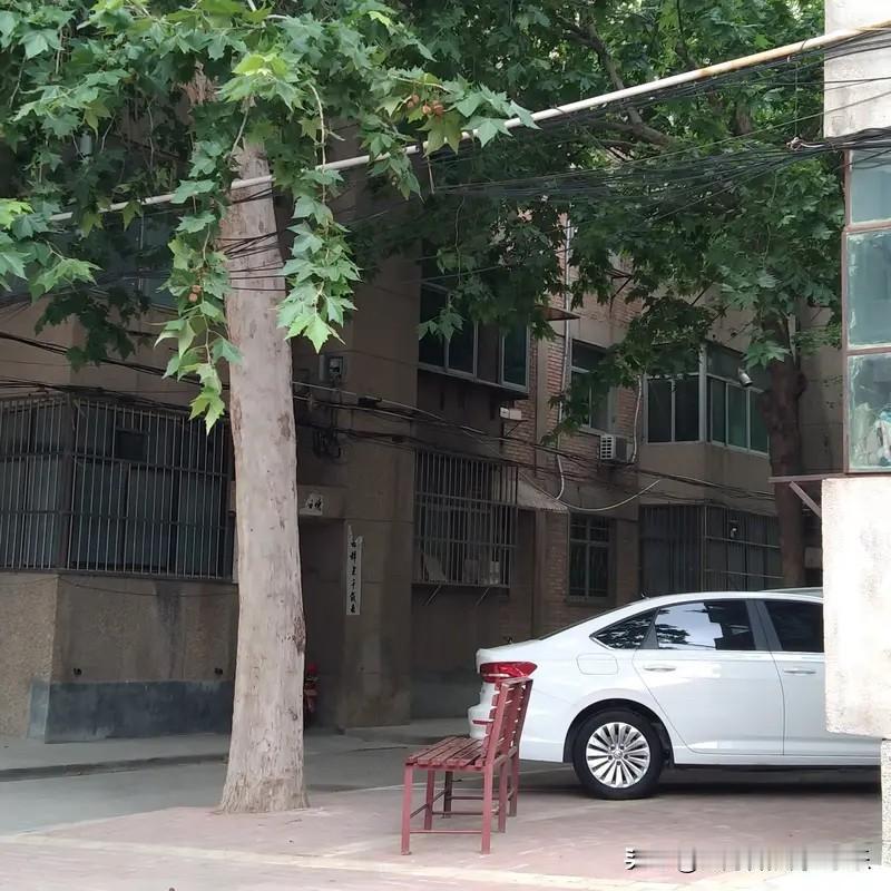 普通人买房要买公务员多的小区也是正常的。
因为大部分公务员小区的环境比较好，不是