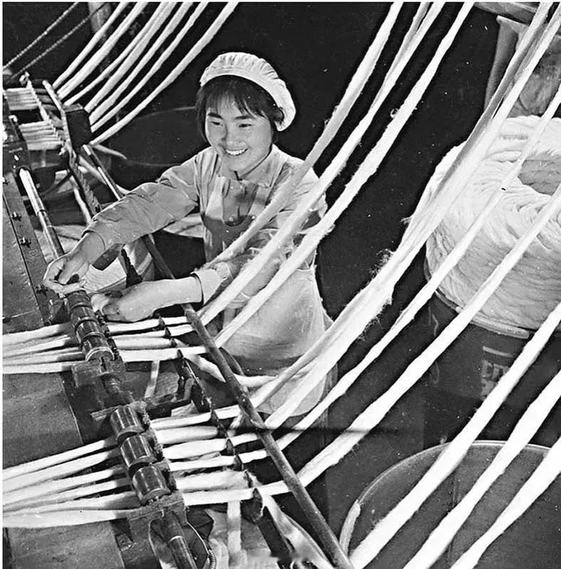 70年代的江苏南通市
图一:1973年南通市国棉二厂女工
图二:1973年南通市