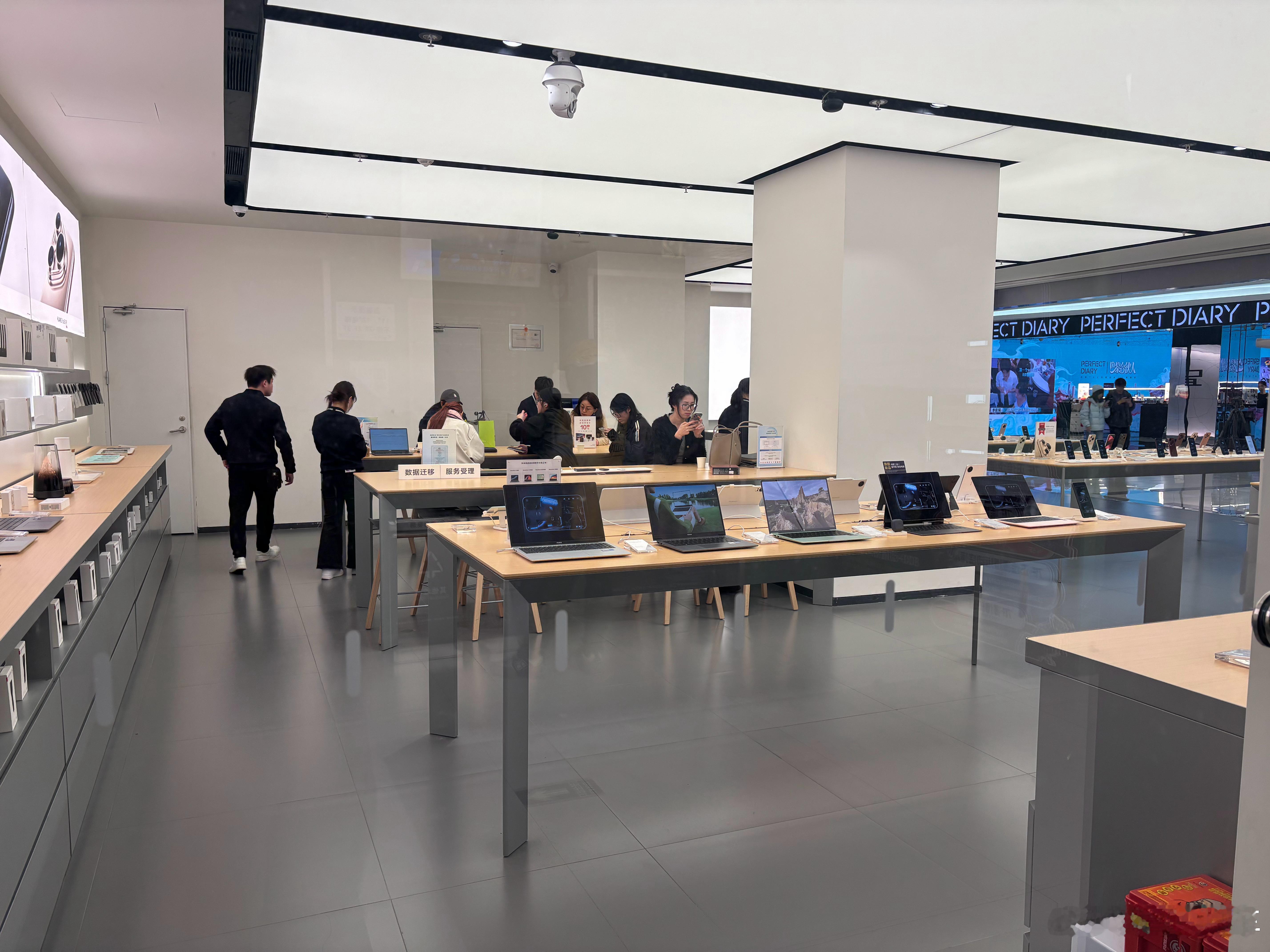 此时此刻广州天河华为店（图1、2）与苹果店（图3、4、5）客流对比。苹果店门口有