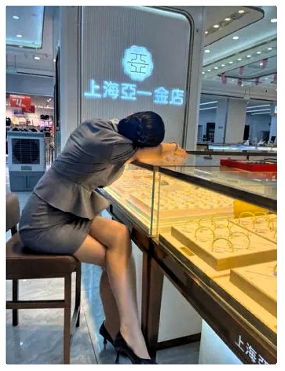 黄金是真疯了！
就在刚刚，金店销售人员给我发微信说，黄金手镯1090元一克！今天
