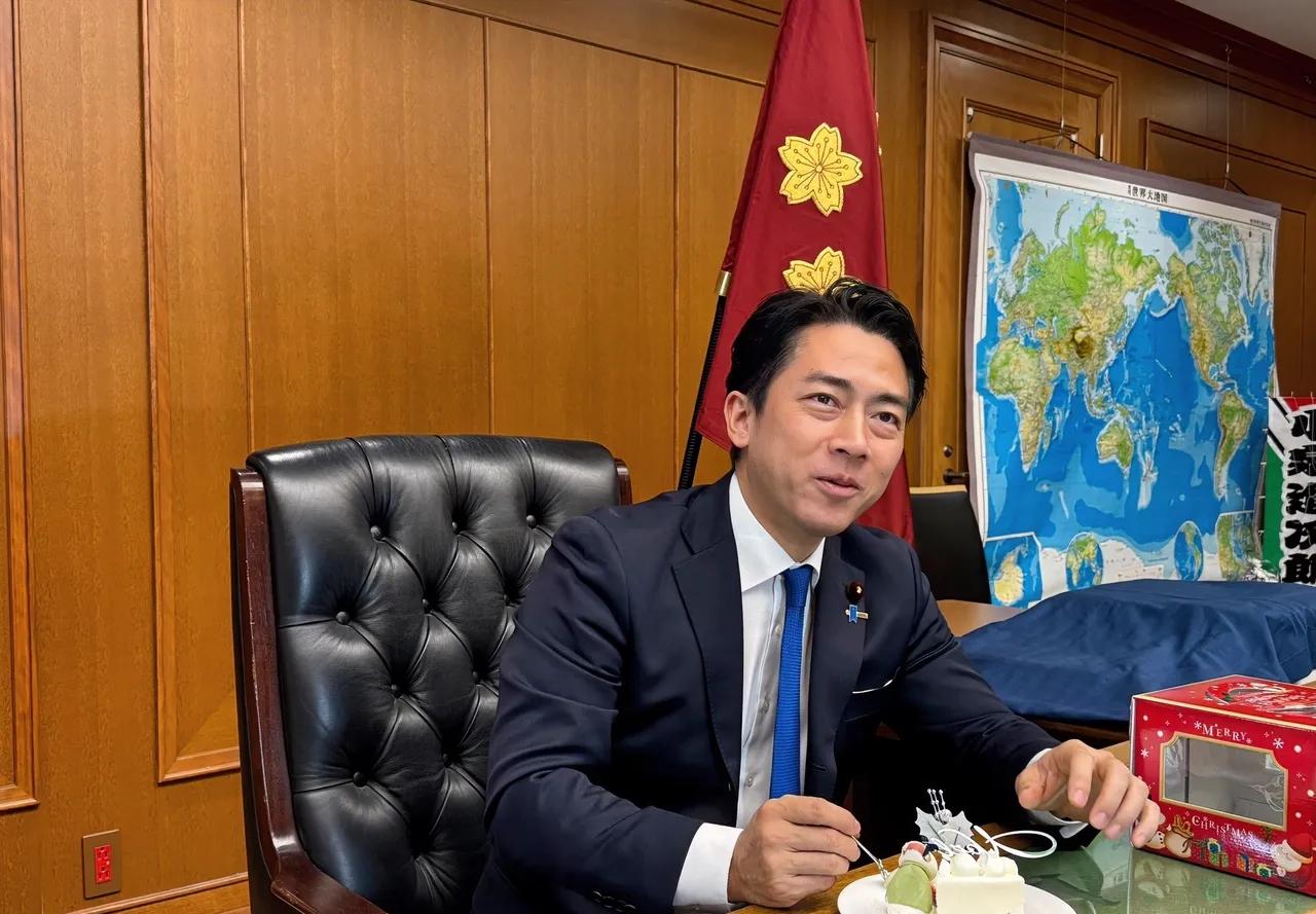 日本扛不住了，破防了。日本经济产业部长赤泽亮正，以及日本防卫大臣小泉进次郎，均主