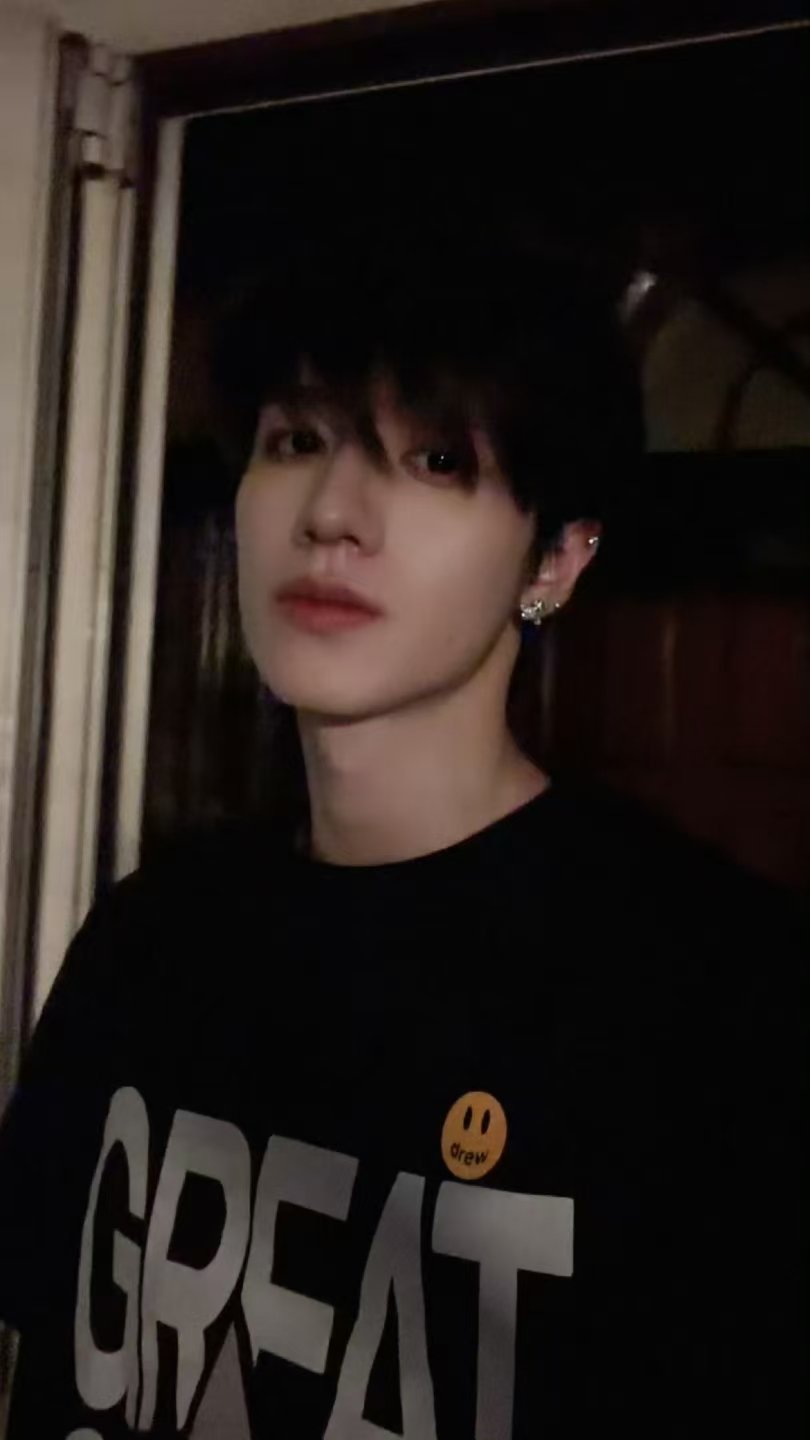 朱志鑫继续听歌 朱志鑫听雨 朱志鑫听雨！ 