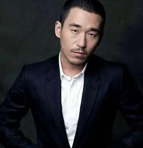 2003 年，张国立之子张默，在中戏校门口当众殴打女友童瑶，年仅 18 岁的童瑶