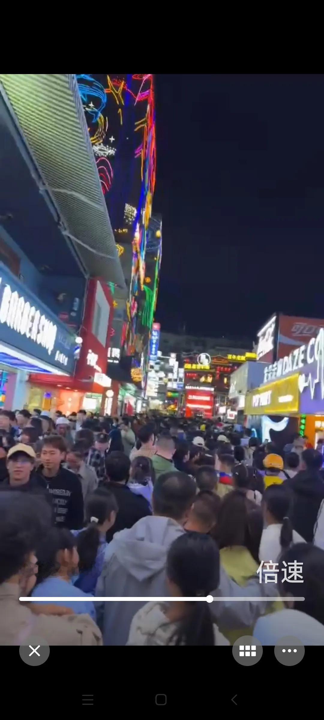 十一黄金周，哪哪都是人满为患！这是闺女即时发给我的贵阳夜市。说她被挤得啥也看不着