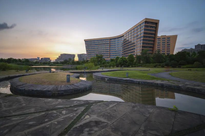 中科大作为人才汇聚的教育殿堂，着实值得用心呵护。其“红专并进，理实交融”的校训，