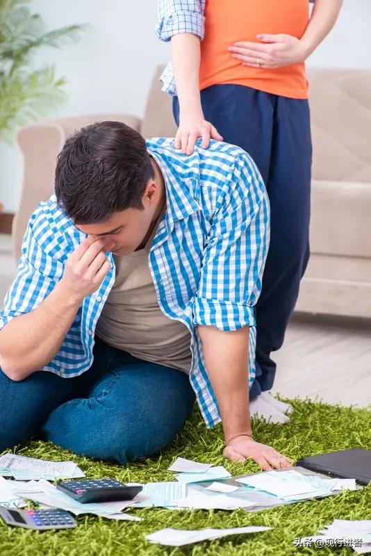 男人失业，不是被人嫌弃，就可能被人抛弃，很现实的。

金钱构筑的安全感崩塌后，如