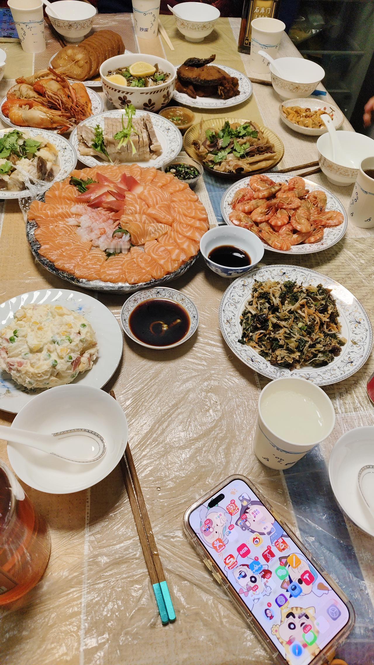 今年按小孩要求做的年夜饭，吃着总觉得少了上海味道。上海年夜饭本是有独特记忆的，像