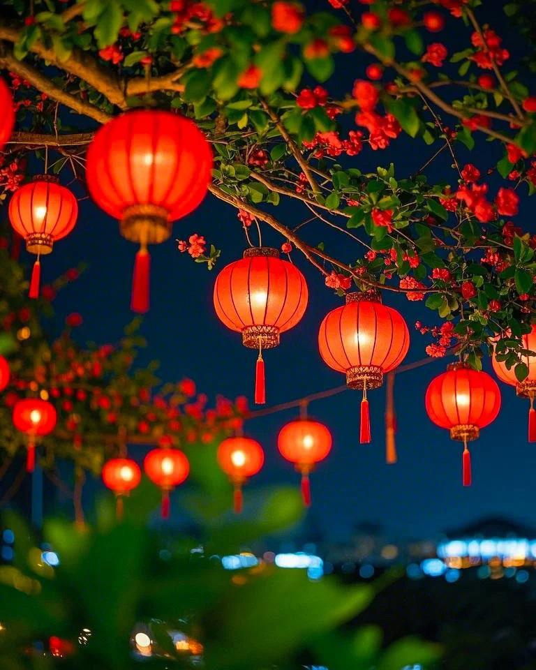 鷓鸪天•花开时节庆“元宵”

嫩蕊堆金叠翠稠，游蜂衔蜜弄轻柔；
晴光漫染三分暖，