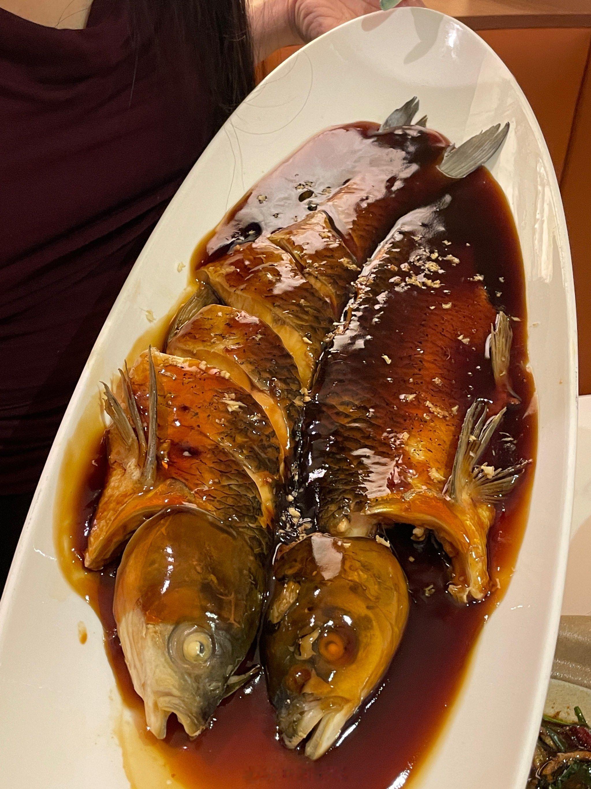 李诞问怎么连西湖醋鱼都有榜单西湖醋鱼的争议核心在于风味体验的两极分化：老饕痴迷其