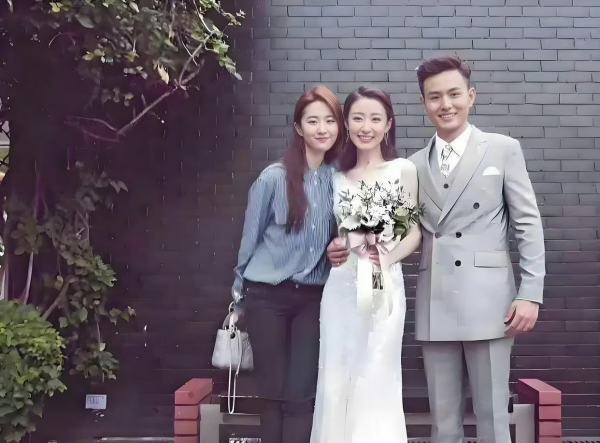 刘亦菲出席婚礼，优雅气质不输新娘，惊艳全场却不抢风头！ 