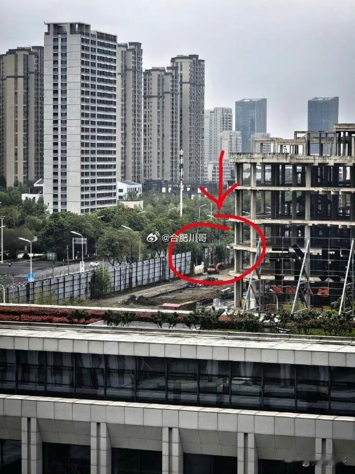 网友分享：
滨湖万象汇商业，挖机进场开始清理内部路面了～ ​​​