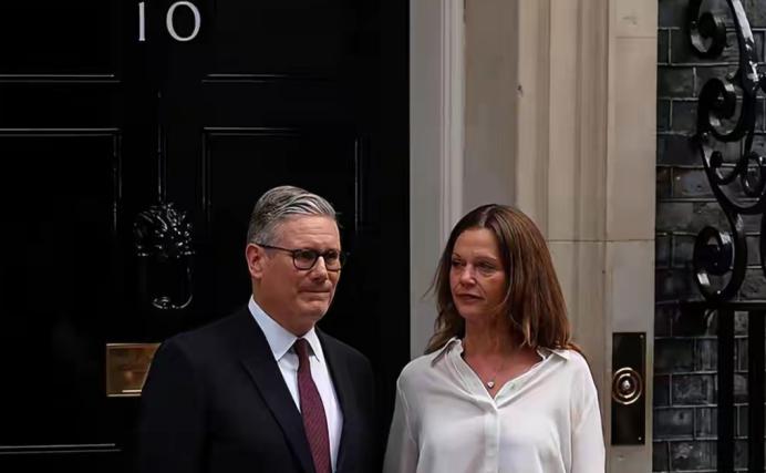 十年七相，英国政坛为何陷入恶性循环？
 
6月22日，英国首相斯塔默正式宣布辞职