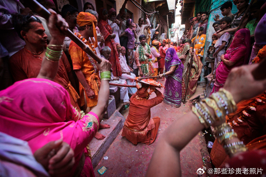 2013年3月21日，印度Barsana，妇女用木棍打一名男子，庆祝“棒打男人节