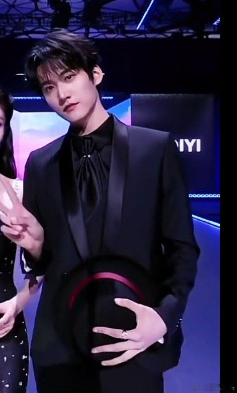 周柯宇红毯最快换装周柯宇红毯也太拼了！刚结束首秀就火速换外套随新剧组二次亮相，最