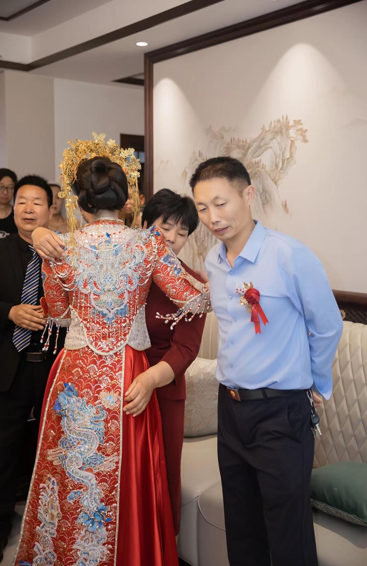 那天鞭炮很响， 场面很热闹， 可我却怎么也笑不出来， 从未在我面前落泪的妈妈， 