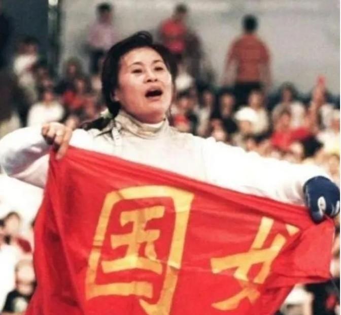 1984年栾菊杰拿到奥运冠军后，转身就宣布退役并改国籍移民加拿大，直到快五十岁的