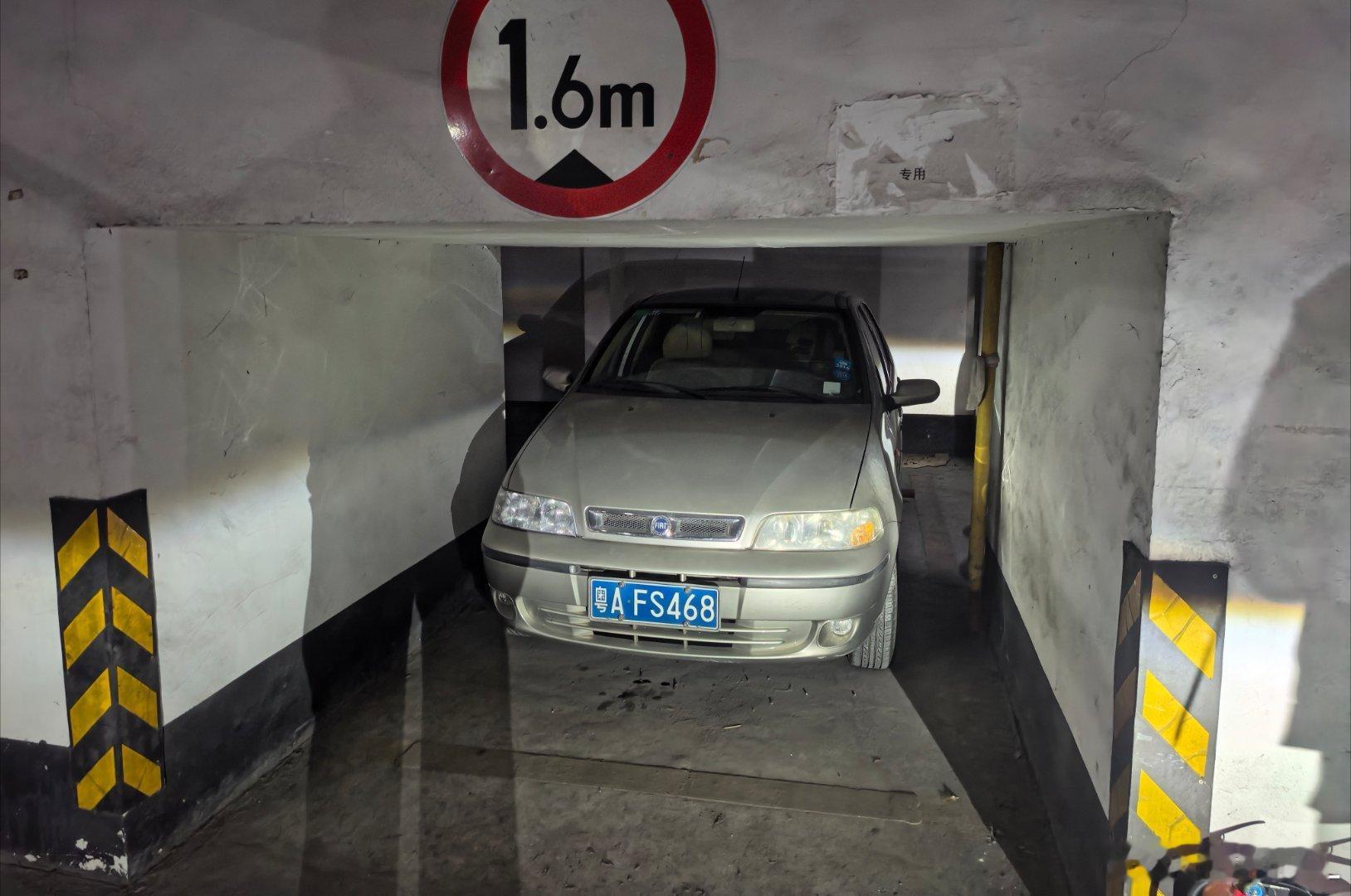 越秀区停车好难啊。不过这个车位我很喜欢。就是我停不进去...很想要一个这样的车位