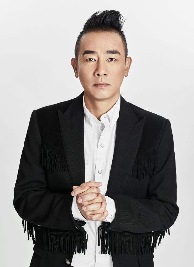 一次，陈小春说：“小时候家里很穷，经常饿肚子，就把弟弟卖了换3000元。”那天，