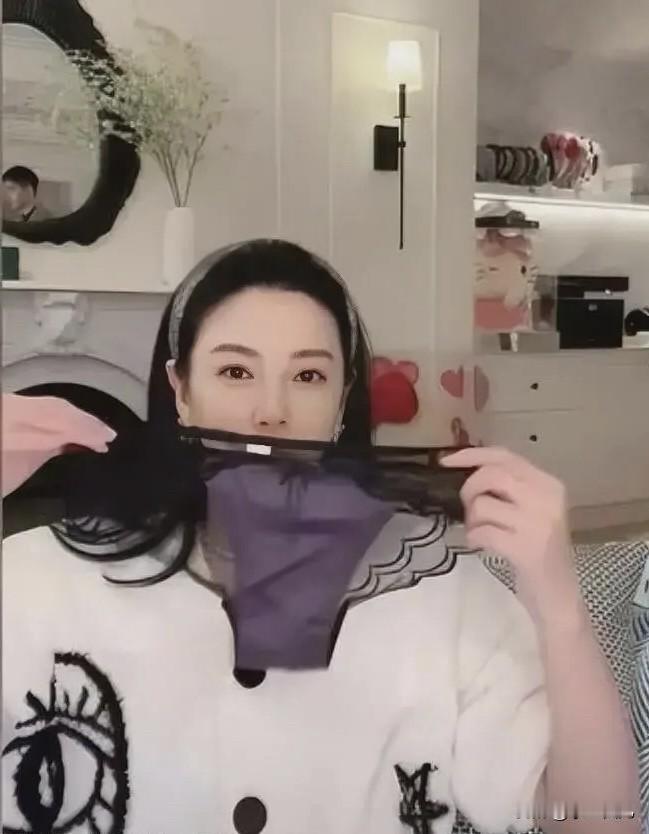 谁能想到！
走 “高冷女王”路线的张雨绮
居然直播间卖起了内裤？张雨绮一开口就是