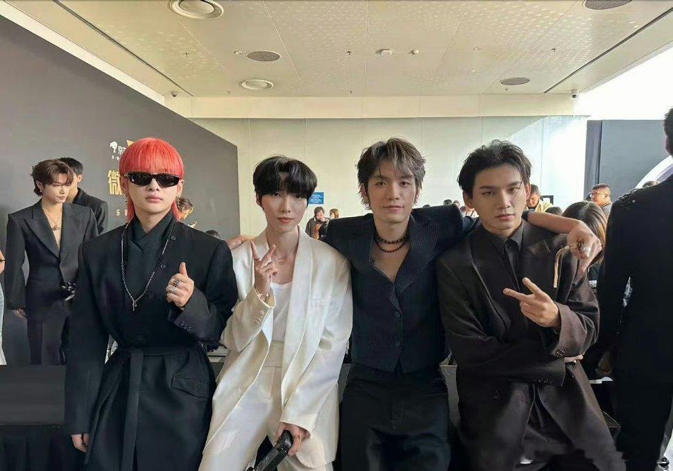 #R1SE合影##RISE男团[超话]#啊不是，我真的有点恍惚了，今夕是何年啊，
