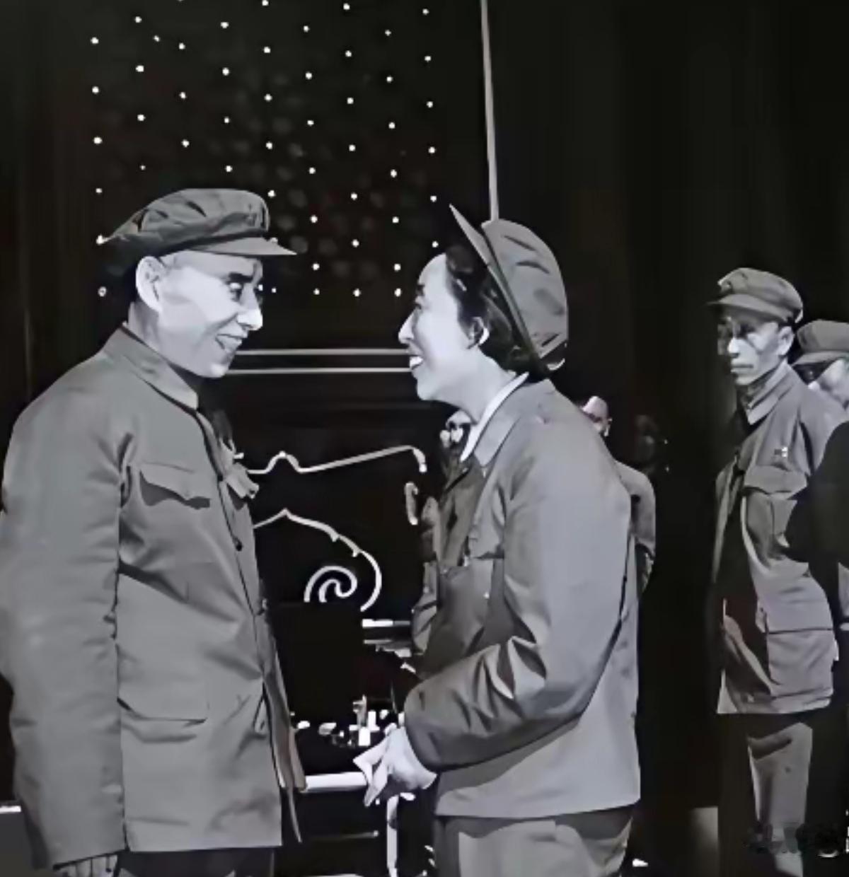 1969年国庆节的天安门城楼上，这一对异性军人彼此之间互相问候，形态十足相似，笑