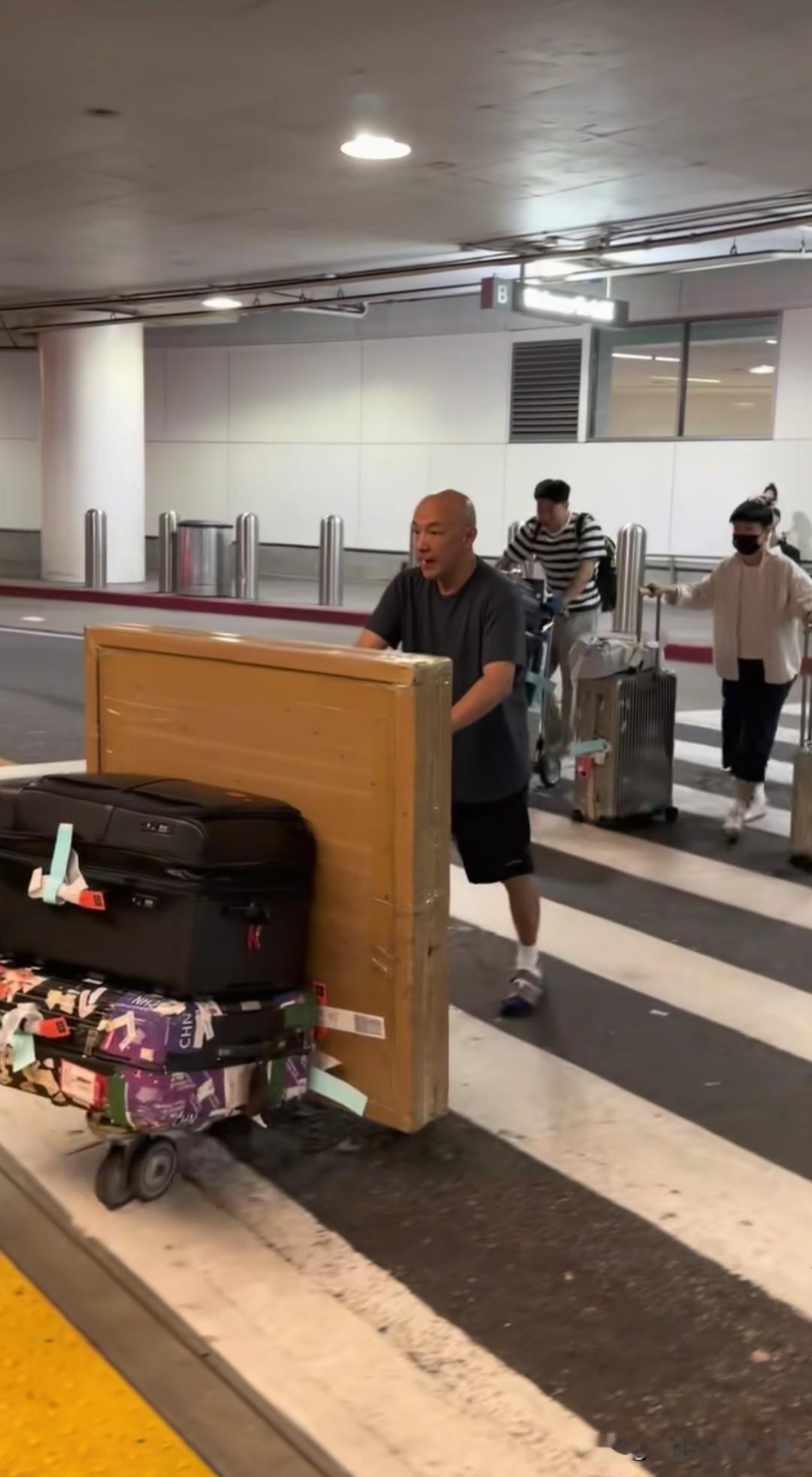 肖指导真是与众不同啊，他推的这个大“货”是啥呀？

国乒出发美国大满贯比赛，我们