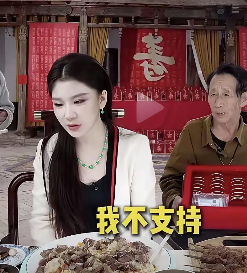 饭桌上，女孩侧过头轻声问身旁的老父亲：“爸，我谈恋爱跟老外谈行不行？”
 
老人