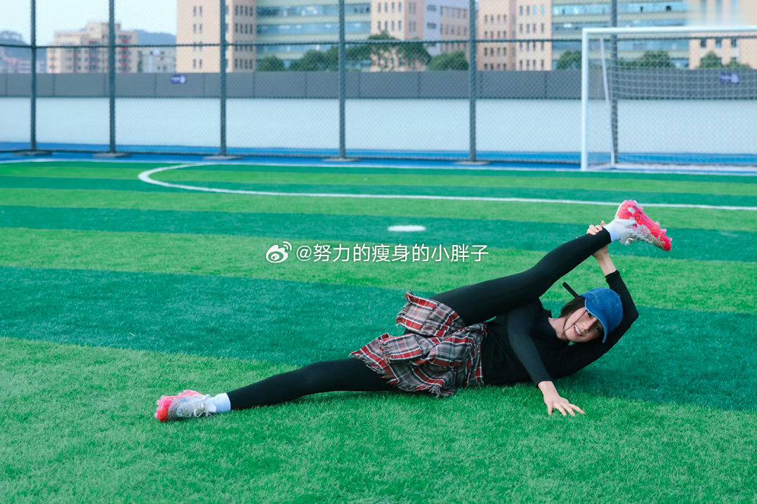 迪丽热巴这动作把我腿掰折也做不到看完热巴的各类高难度肢体动作，属实被她的身体柔韧