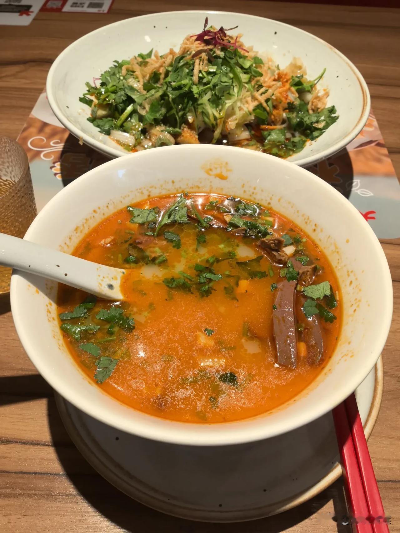 #随拍记录生活#
陕西羊杂汤+凉皮……